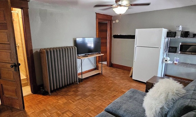 Dundee-Happy Hollow Historic District Apartment | Cozy 1-bedroom apartment in Historic Dundee with WiFi, AC, & off street parking