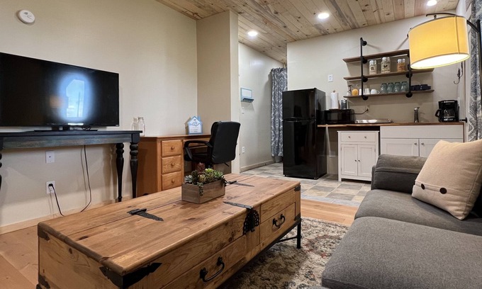 Parker House | Cozy 1 bedroom apartment attached to a barn