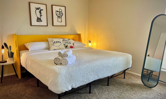 Sherman Apartment | Cozy 1 bedroom apt, GREAT location, WiFi, KING bed, full kitchen, pull out couch