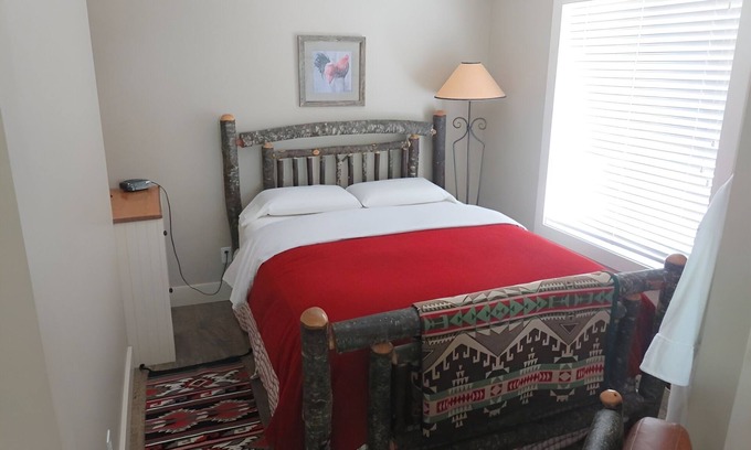 Strathmore Cabin | Cozy 1 Bedroom Cabin