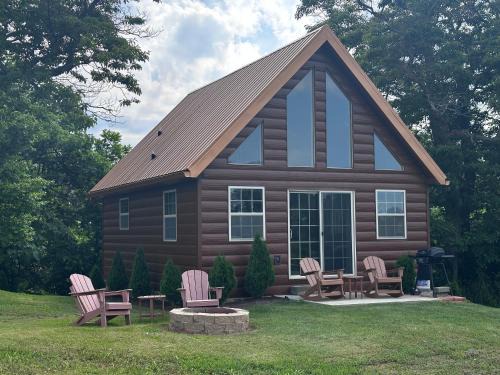 Jonesborough Ski Chalet | Cozy 1 bedroom cabin in the heart of Jonesborough