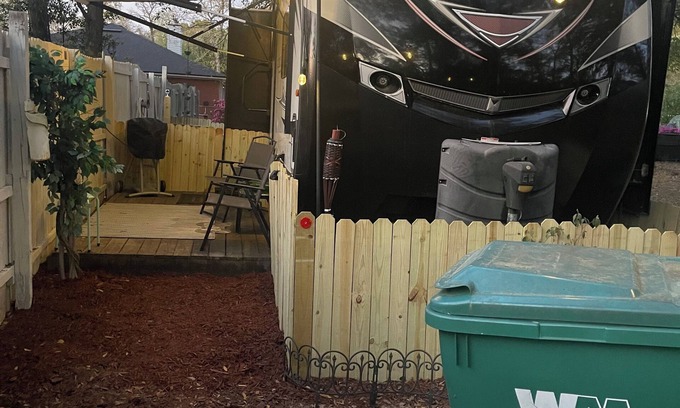 Yulee House | Cozy 1-bedroom camper on 1/2 acre fully fenced private property PET FRIENDLY