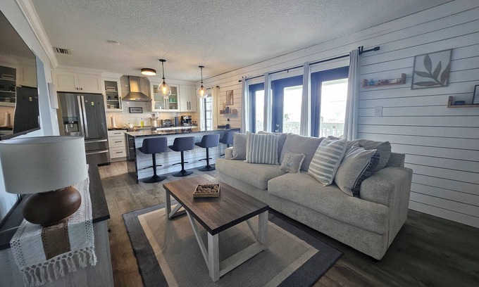 Coquina Key Condo | Cozy 1-bedroom condo in delightful St. Petersburg, quiet gated community.