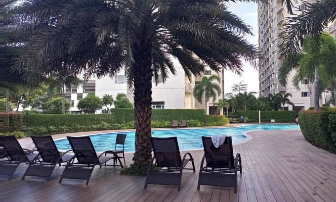 Las Pinas Condo | Cozy 1-bedroom condo with Golden Hour balcony view and WiFi