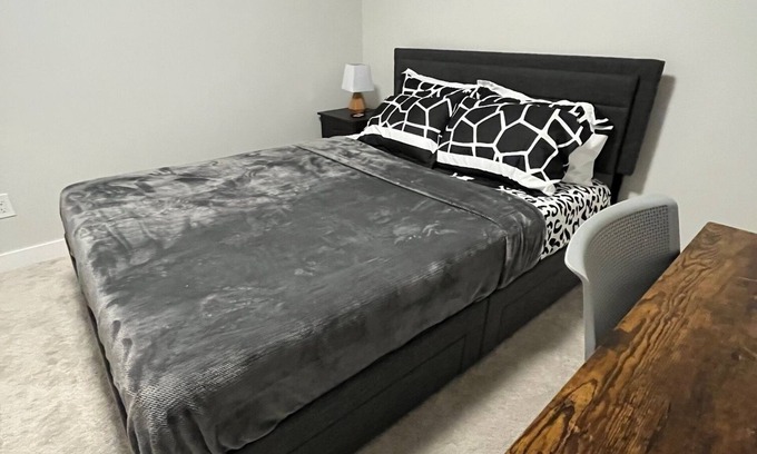Regina Condo | Cozy 1-bedroom condo with WiFi, AC in amazing Regina