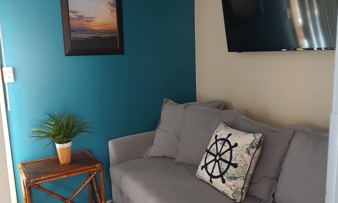 Manistee Cottage | Cozy 1 bedroom cottage walking distance to Lake Michigan & downtown!