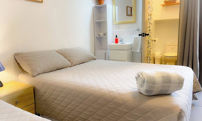 Zona 12 Hotel | Cozy 1-bedroom for families at Inn. WiFi and AC. In Guatemala. Close airport.