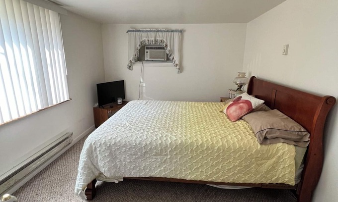 Herron Hotel | Cozy 1-bedroom hotel in amazing Hubbard Lake with WiFi, AC