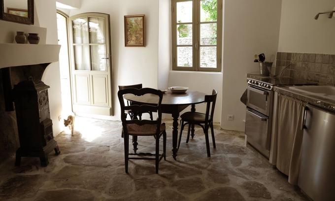 Goult House | Cozy 1 bedroom house, 2 min walk from the village square in GOULT. Pet friendly