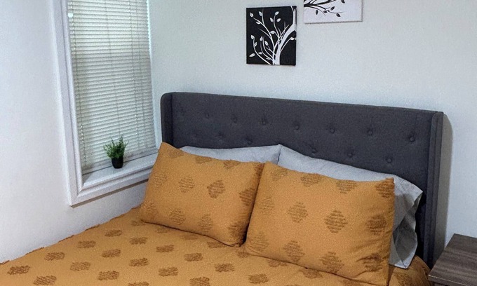 West Town House | Cozy 1-bedroom house in charming Chicago with WiFi, AC, Washer/Dryer