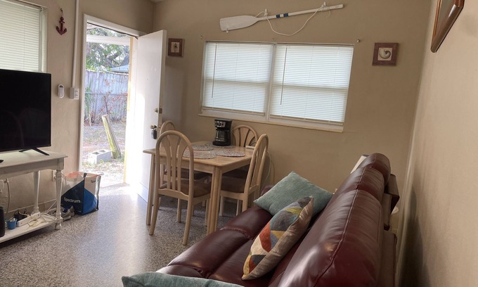 Tropic House | Cozy 1 Bedroom in Historic Eau Gallie