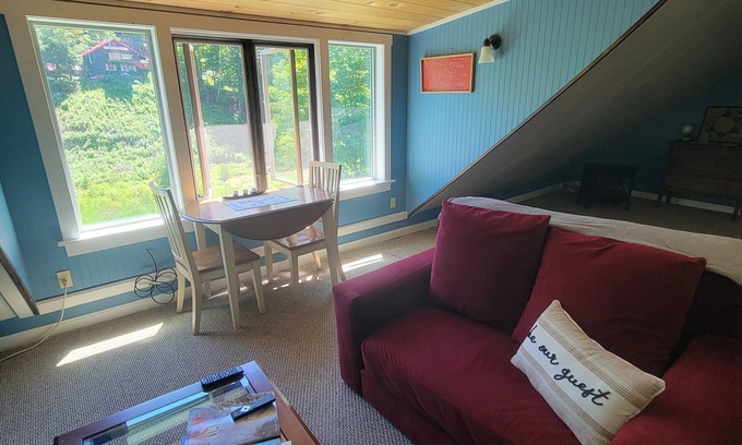 Waterbury Apartment | Cozy 1-bedroom loft apartment in lovely Duxbury