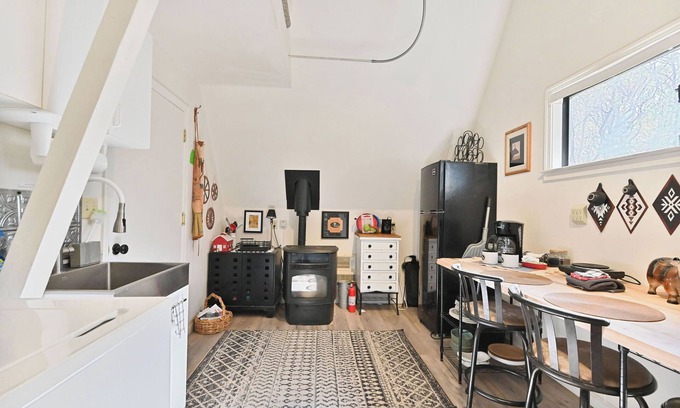 Hathaway Pines Apartment | Cozy 1-bedroom Loft Apartment in Stanislaus National Forest by Historic Murphys