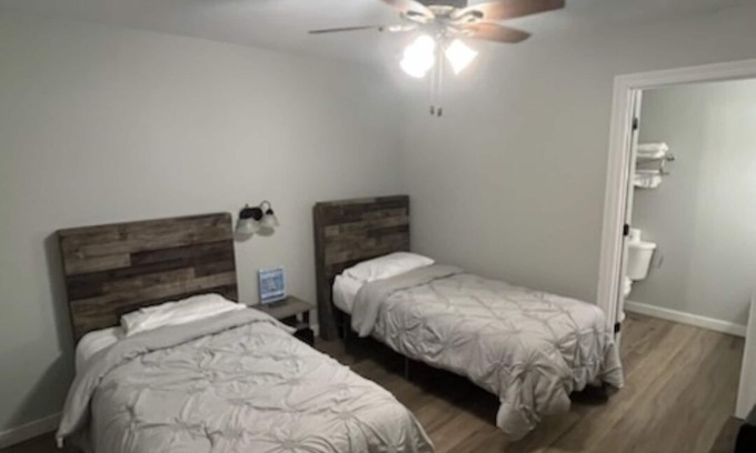 Golden Meadow Hotel | Cozy 1-bedroom motel with AC, WiFi in fishing town of Golden Meadow