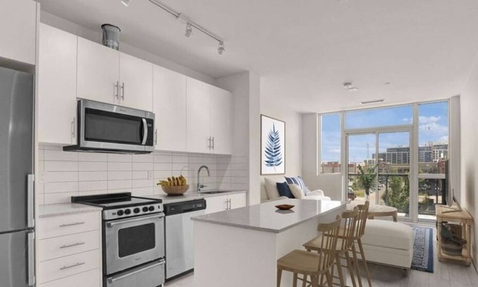 Oakville Condo | Cozy 1 bedroom plus Den with all amenities in charming Oakville