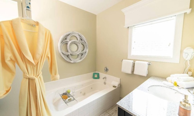Lackey Resort | Cozy 1-bedroom resort in charming Williamsburg with I/O Pools, AC, fitness room