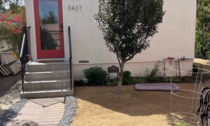 Crenshaw House | Cozy 1-bedroom Spanish bungalow in hip West Adams with WiFi, AC