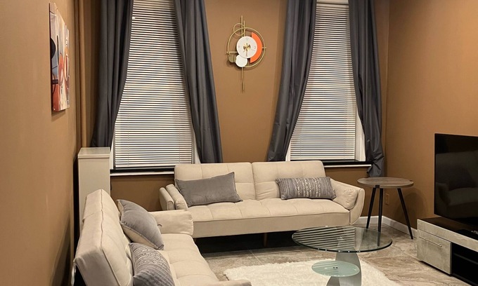 Brooklyn Apartment | Cozy 1 bedroom suite in tree lined block Near Kings Theatre in Brooklyn, NY.