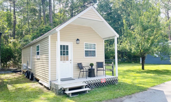 Arlington House | Cozy 1-bedroom tiny house B, Mayo Clinic cruise port Towncenter stadium UNF