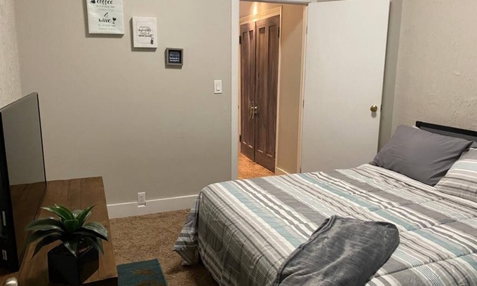 Mount Adams House | Cozy 1-bedroom townhome in beautiful Mt. Adams Cincinnati with AC, WiFi
