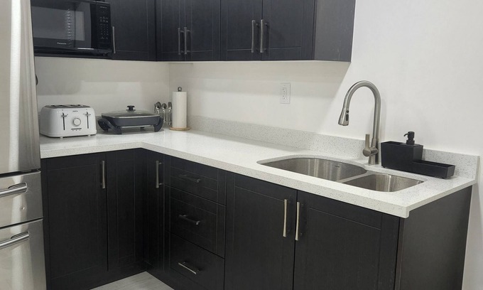 Halton Regional Municipality House | Cozy 1 bedroom unit - Well spaced & free parking.