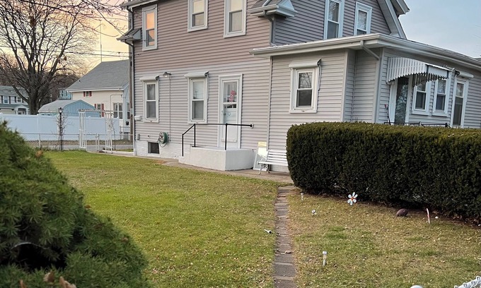 Wanskuck Apartment | Cozy 1-bedroom apartment in awesome North Providence with AC