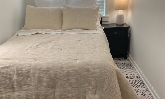 Waukegan Apartment | Cozy 1-bedroom, WiFi, AC/Heat, in Waukegan, five minutes from Lake Michigan