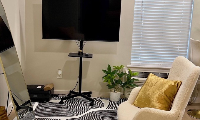 Medical District Apartment | Cozy 1-bedroom with AC and WiFi in amazing Memphis downtown apartment.n