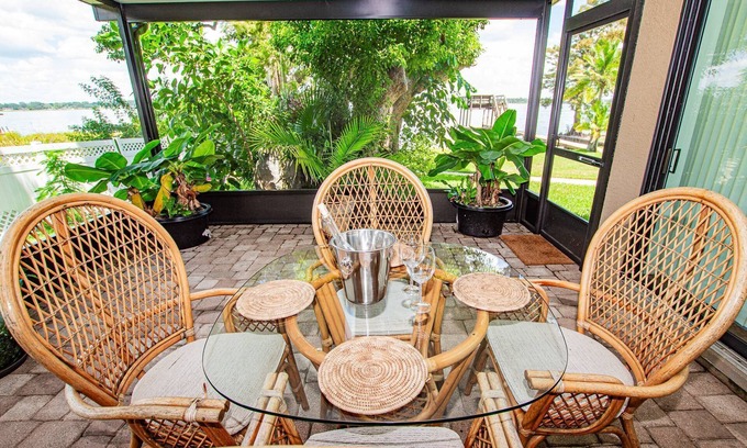 Winter Haven Apartment | Cozy 1 BR Apt on Lake Howard with Lanai Patio, Dock & Kayaks