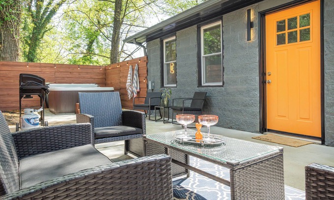 Knoxville House | Cozy 1-BR Guesthouse Knoxville - Pet Friendly/Hot Tub/Private Patio/Quiet