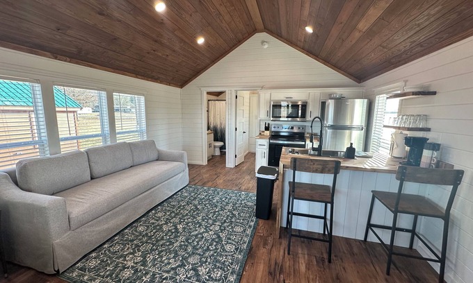 Cullman Cabin | Cozy 101 Cabin 1 bdrm on Smith Lake Located beside Smith Lake Park Boat Ramp