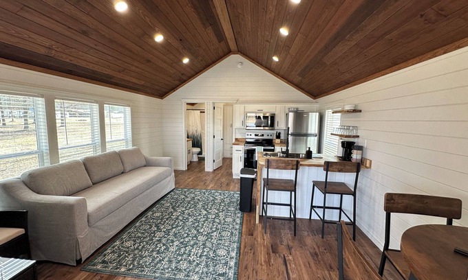 Cullman Cabin | Cozy 102 Cabin 1 bdrm on Smith Lake Located beside Smith Lake Park Boat Ramp