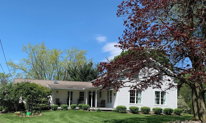 Madison Other | Cozy 1814 farmhouse minutes to wineries, parks, golf and Lake Erie.