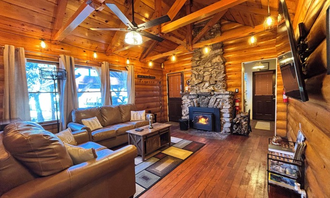 Big Bear City Cabin | Cozy 1930s Rustic Cabin - King of Kingsn! Jacuzzi - Pet Friendly!