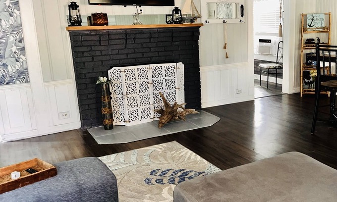 La Porte House | Cozy 1940’s cottage with bay view. Great for fishing and fun in the sun