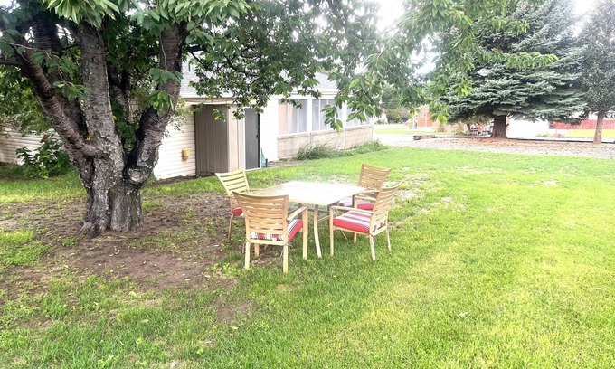 Bicknell Cottage | Cozy 1950s Vintage Cottage on Main near Capitol Reef
