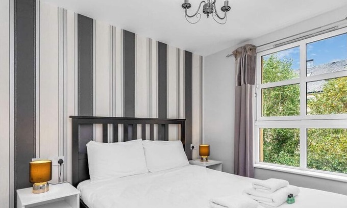 Old Town Apartment | Cozy 1BR-1BA near Holyrood Palace & On-site Parking