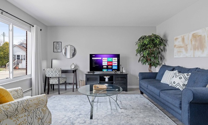 Mount Clemens Apartment | Cozy 1BR by Downtown Mt.Clemens | Hollywood Suites