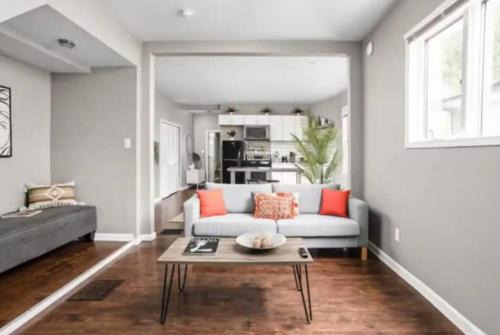 Near Northside House | Cozy 1BR Getaway - BBQ - Backyard - Pet - Friendly