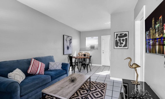 Dania Beach Apartment | Cozy 1BR Retreat | 6 Mins to Beach + Free Parking