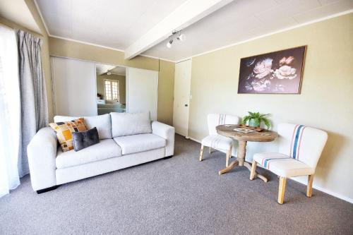 Hilltop House | Cozy 1BR stay in Taupo Central