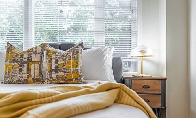 Churchill Meadows Apartment | Cozy 1BR Townhome Apartment