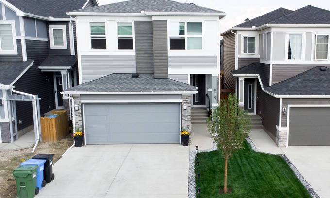 Southeast Calgary House | Cozy 1BR wt. Home Office & Entire Suite
