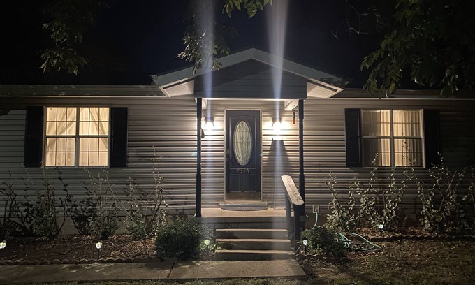 Kingston House | Cozy 2/1 Across from Caney Boat Ramp RV/Boat Parking