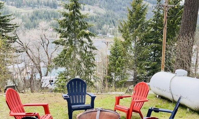Sagle House | Cozy 2 BD Lakehouse Cabin w/ incredible views