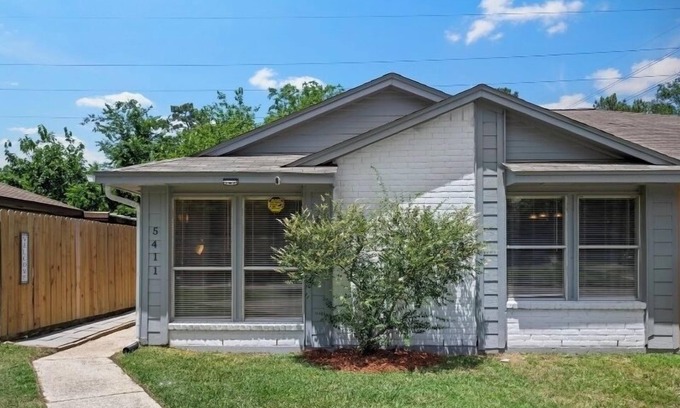 Spring House | Cozy 2 Bed 1 Bath Home near IAH