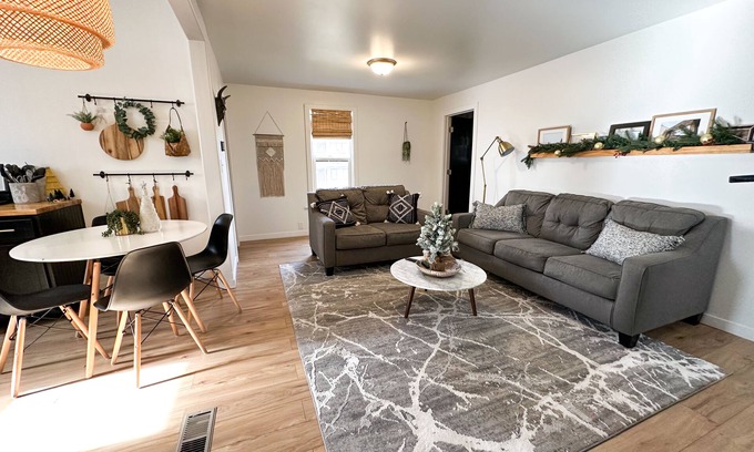 Lincoln Apartment | Cozy 2 bed/1 bath home - Minutes from UNL & Downtown. Pet- Friendly!