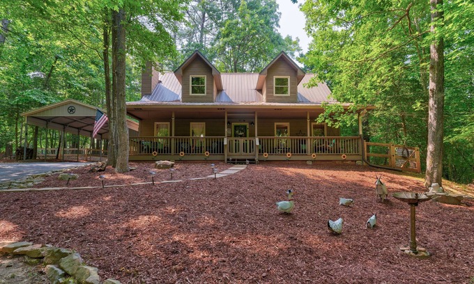 Ellijay Cabin | Cozy 2 bed+2.5 bath Mtn Cbn Near Hiking Trails-Minutes to Town-Fire Pit-Hot Tub