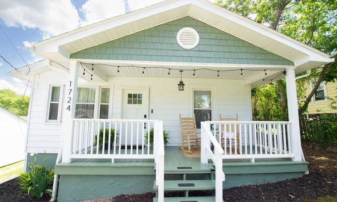 Knoxville House | Cozy 2 Bed 2 Bath Retreat with Home Office. Near UT & DT Knoxville!