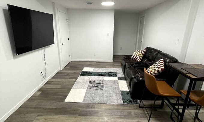 Evanston Apartment | Cozy 2 Bed Basement Suite in NW YYCnn